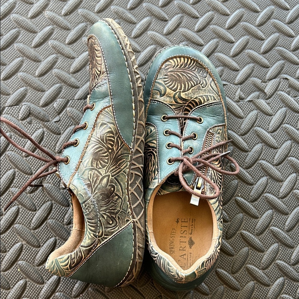 L’Artiste Blue Floral Leather Shoes